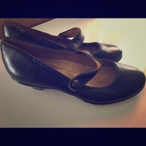 Softspots kitten heel Mary Janes